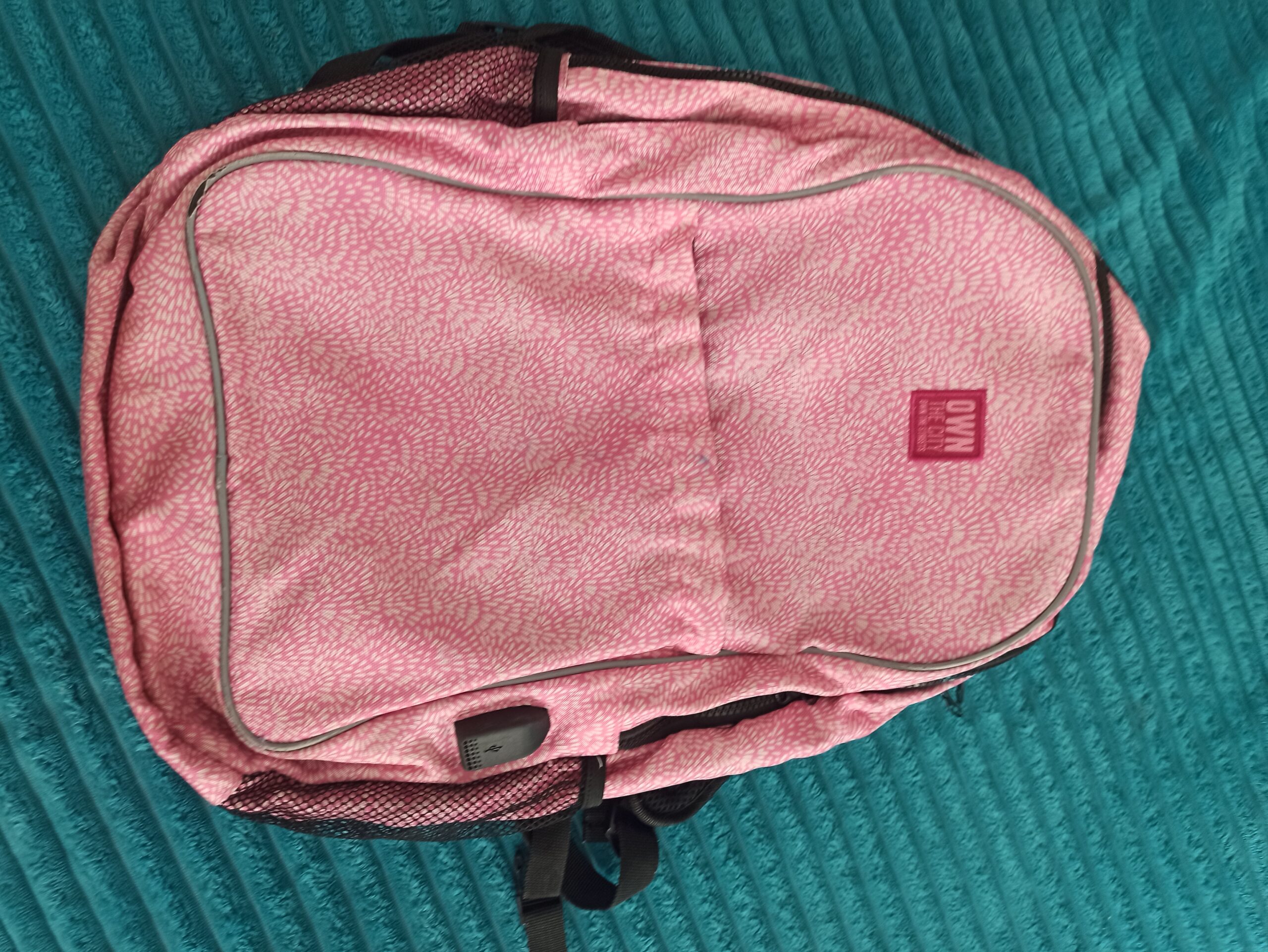OWN THE CITY Rosa Rucksack / Schulrucksack mit USB-Anschluss