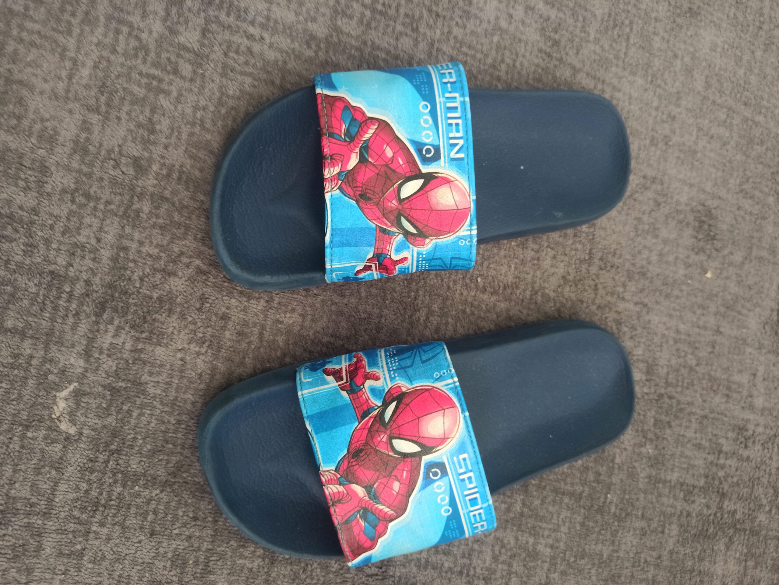 Spider-Man Kinder Badeschuhe / Badelatschen Gr. 32 – Blau – Marvel Beschreibung: