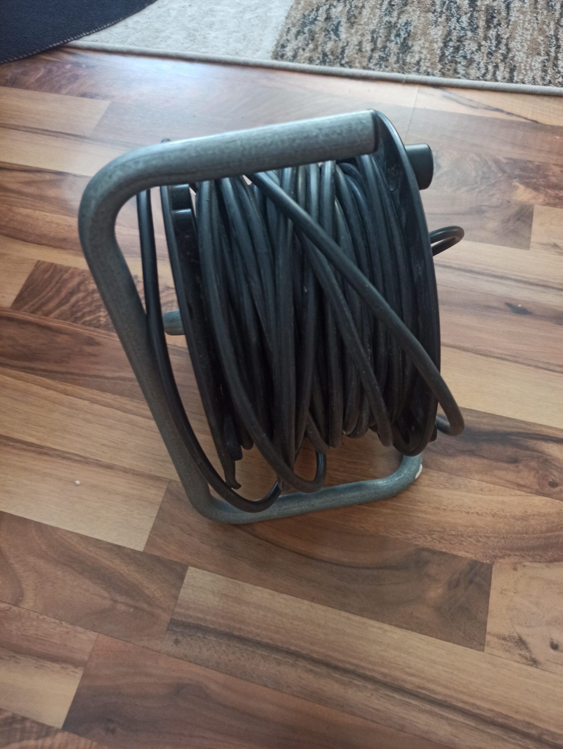 Rev Kabeltrommel 25 m H05VV-F 3G1,5 – 4-fach Steckdosen – Mit Thermoschutz
