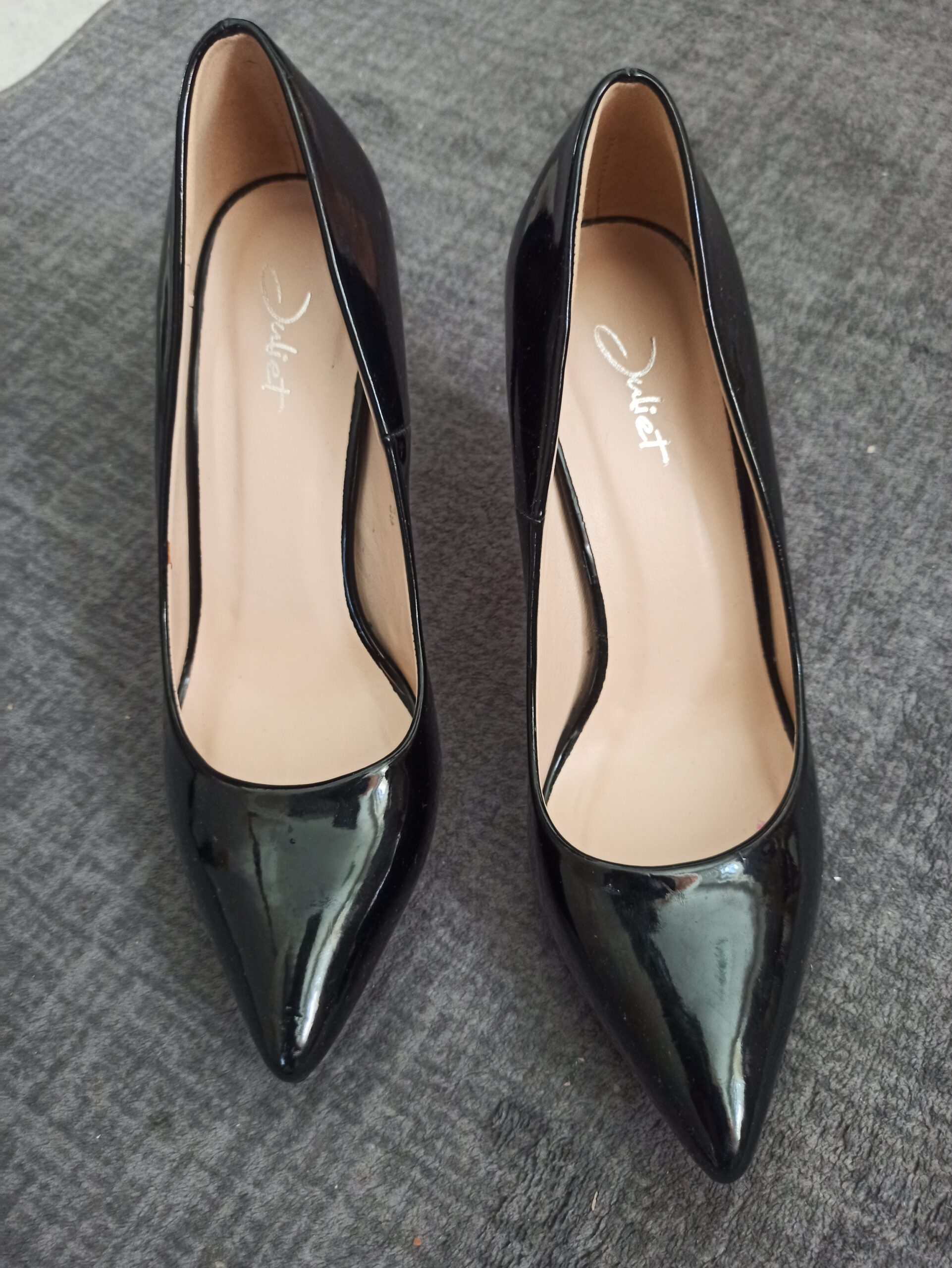Juliet Damen Pumps Gr. 39 Schwarz Lack Optik Elegante High Heels Spitze