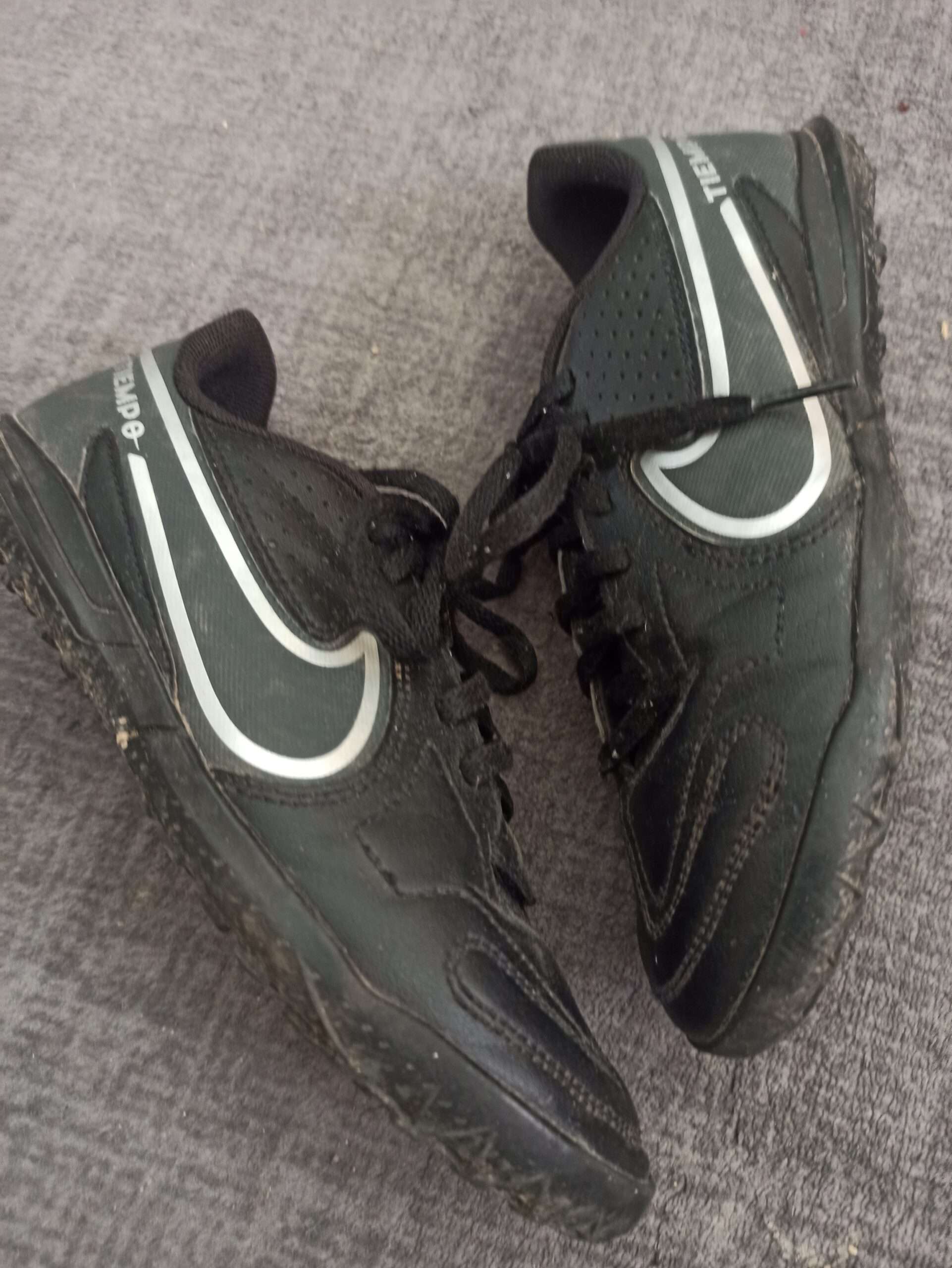 Nike Jr. Tiempo Legend 10 Club TF Kinder Fußballschuhe Gr. 33,5 Schwarz