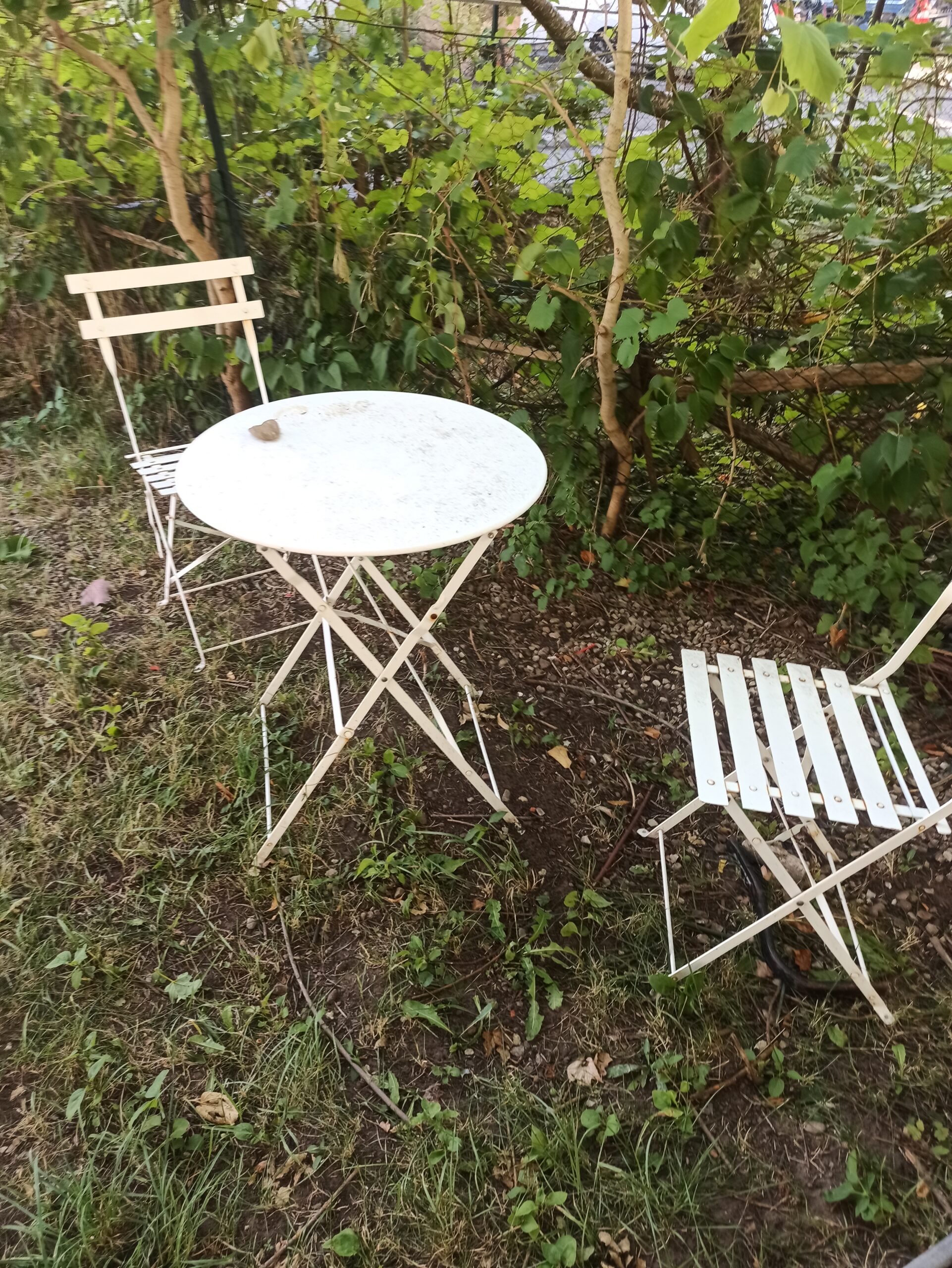 Bistro Gartenmöbel Set Metall Weiß – 1 Tisch + 2 Klappstühle