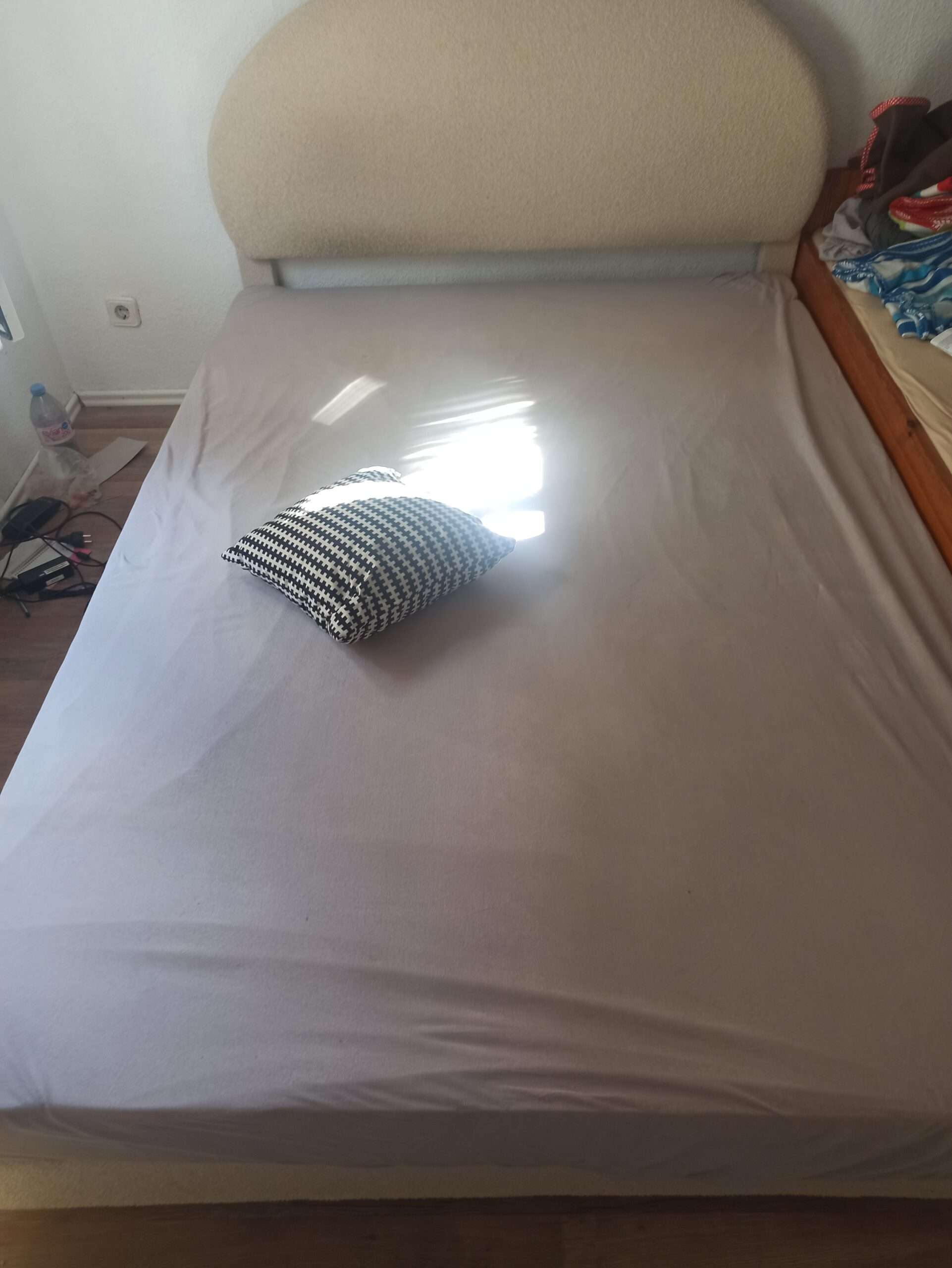 Polsterbett 140×200 cm mit Matratze und Lattenrost – Wie neu